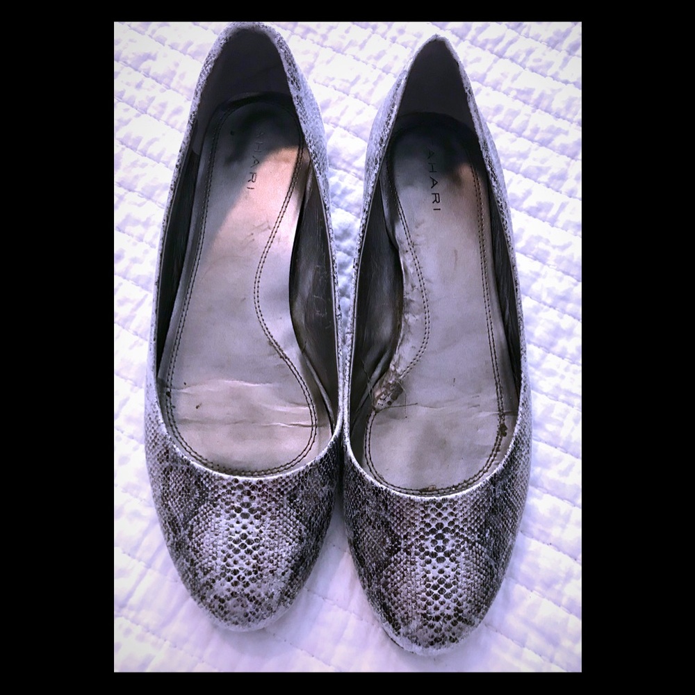 Tahari Silver Snake Print Flats Sz 9.5